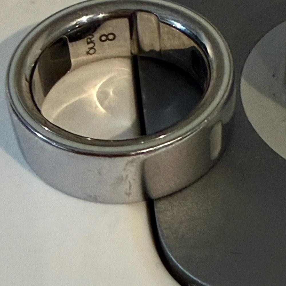 Oura Ring 4 in Elegant Silver